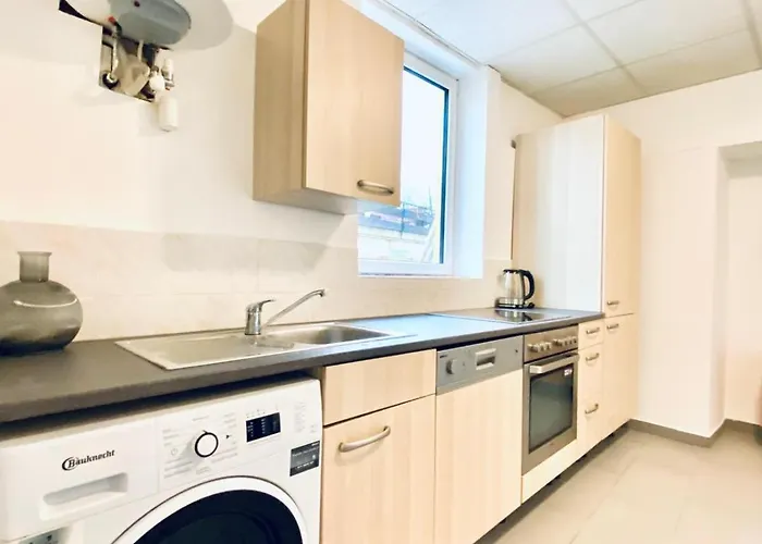 Cozy 3br Apartment, 6 Minutes To The Train Station דירה *