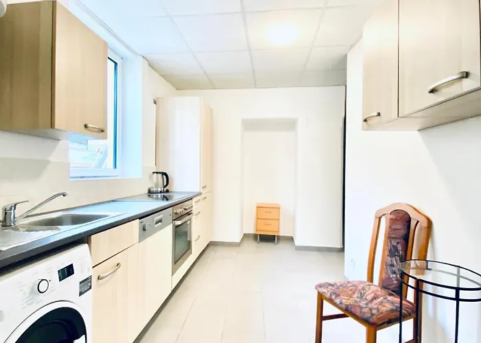 Cozy 3br Apartment, 6 Minutes To The Train Station דירה *