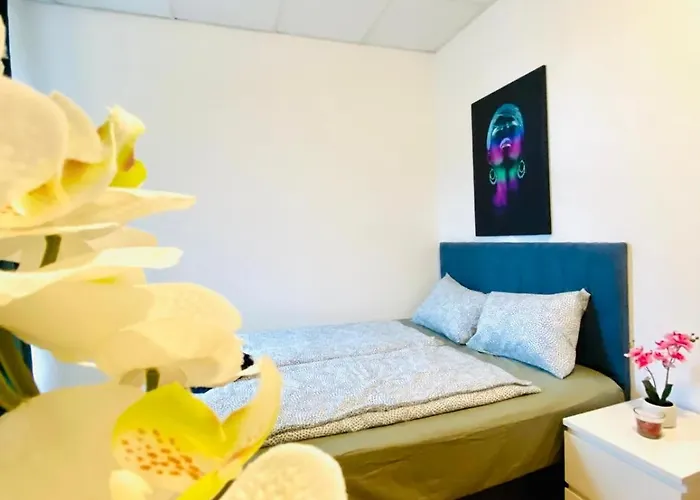 Cozy 3br Apartment, 6 Minutes To The Train Station