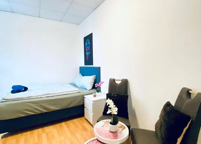 Cozy 3br Apartment, 6 Minutes To The Train Station דירה *